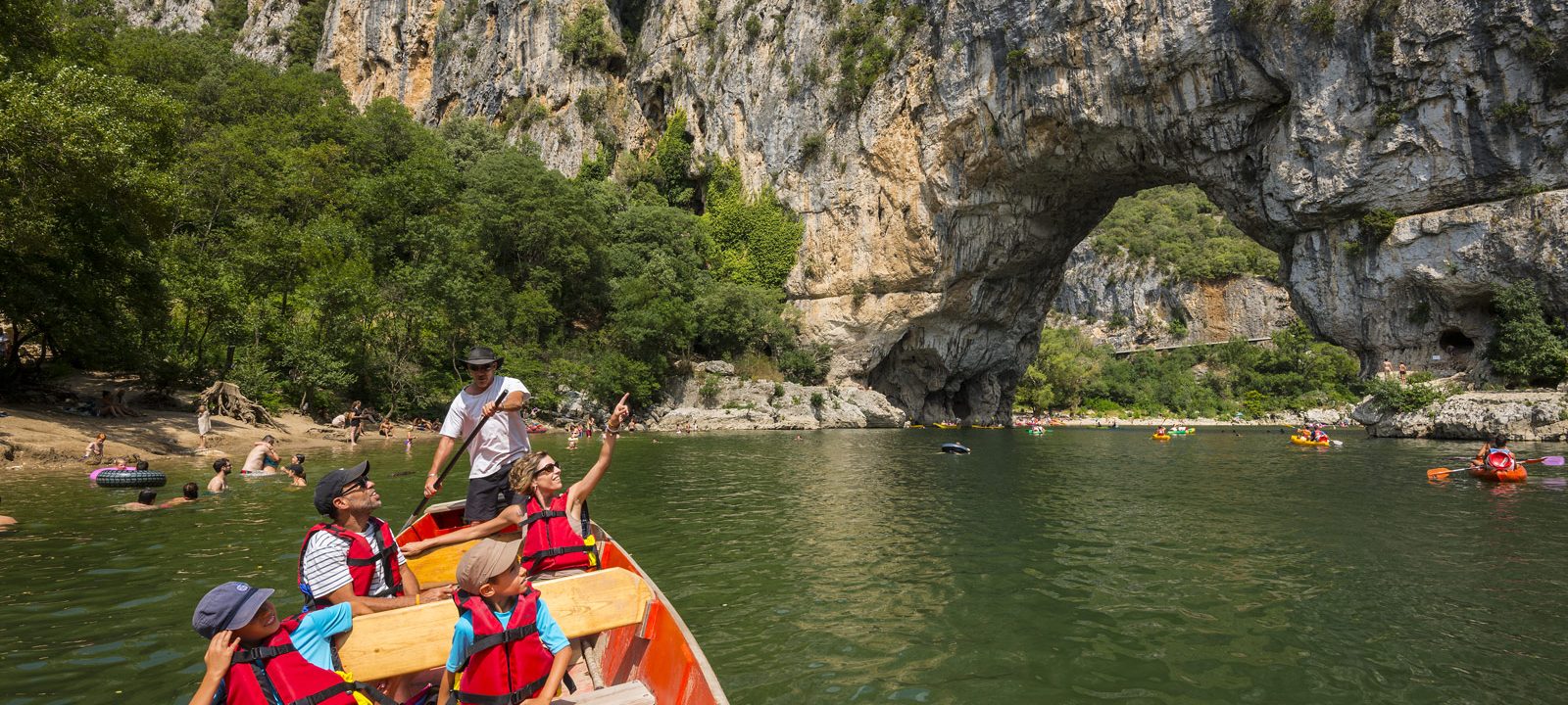 Descente des Gorges de l'Ardèche en barque