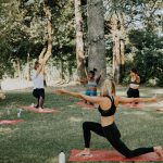 Pratique de Yoga dans le parc