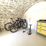 © Local fermé pour stocker vos vélos. A disposition, une pompe et un kit de réparation de chambre à air. - Le Vallon du Savel