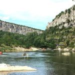 © Canoë au Cirque de Gens le long de la rivière Ardèche - Le Vallon du Savel