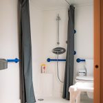 © Salle de bain mobil-home PMR - ©Crosd'Auzon