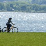© Balade familiale en vélo sur les nouveaux aménagements du lac du Bourget Savoie - © RA Tourisme/C. Martelet