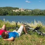© Sieste en voyage à vélo sur ViaRhôna - Christian Martelet / Auvergne-Rhône-Alpes Tourisme