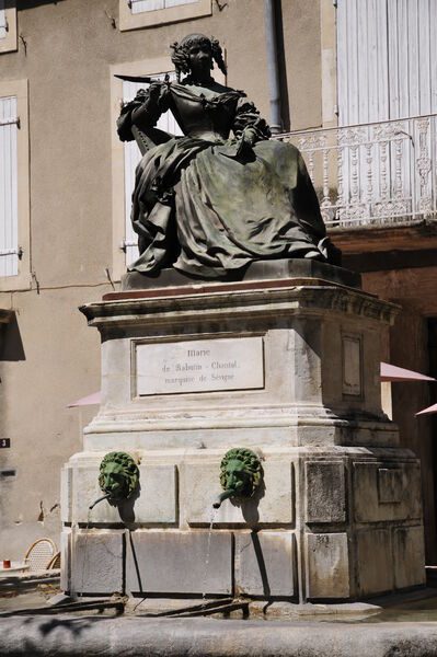 Fontaine et statue Sévigné