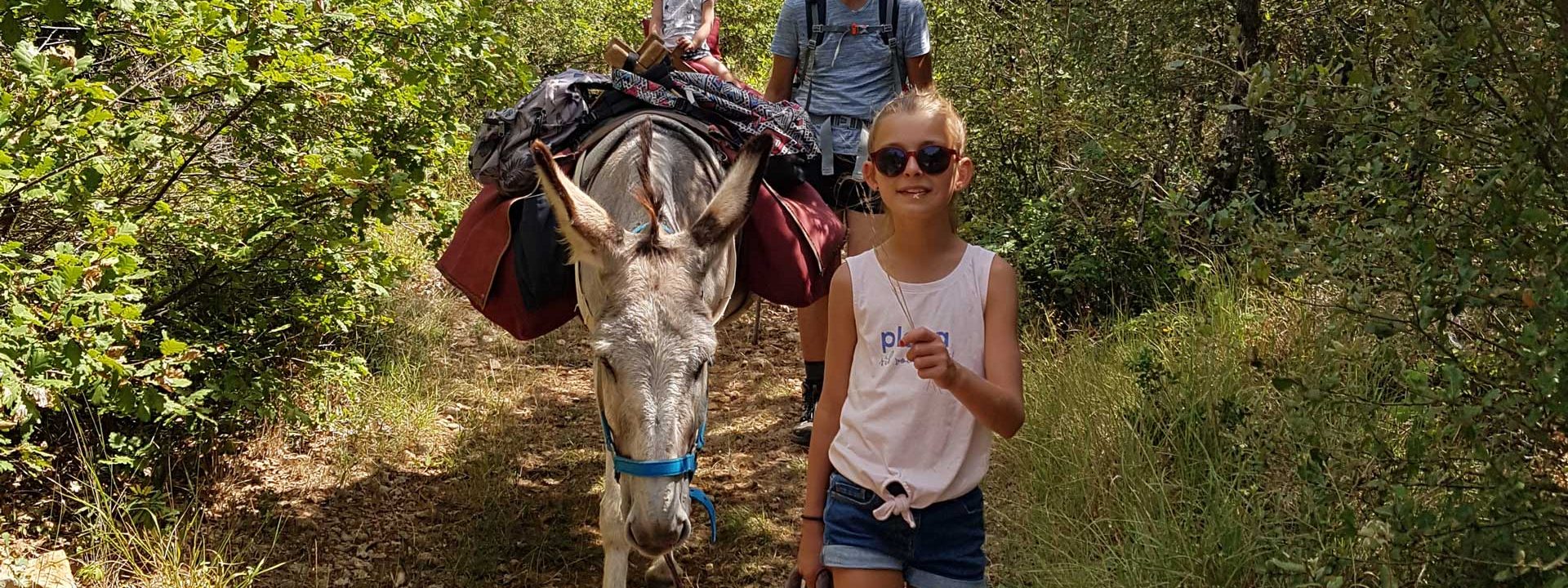 Randonner en itinérance avec un âne dans les Gorges de l'Ardèche
