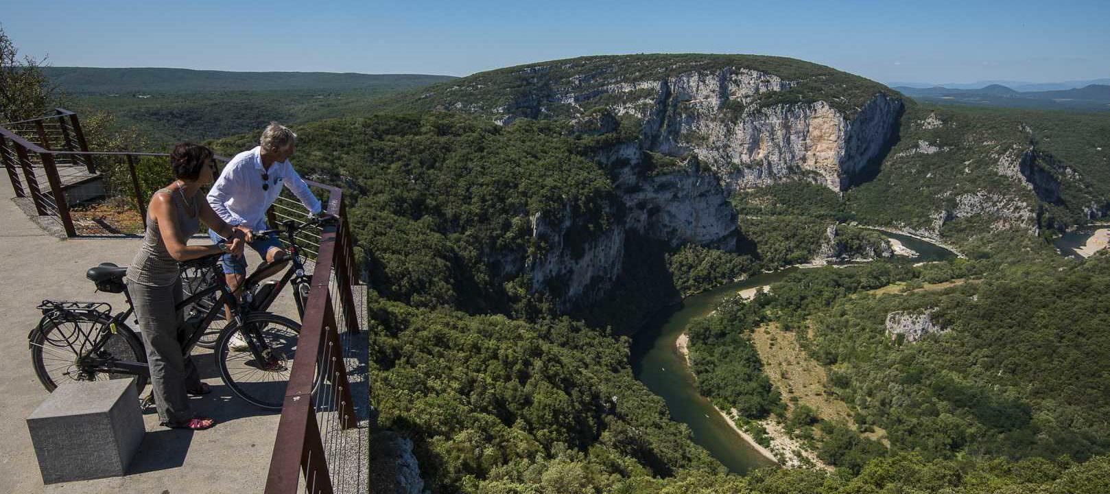 Vélo dans les Gorges de l'Ardèche @Matthieu Dupont