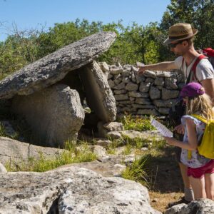Visite des dolmens en famille en Ardèche ©M. Dupont