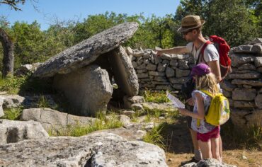 Visite des dolmens en famille en Ardèche ©M. Dupont