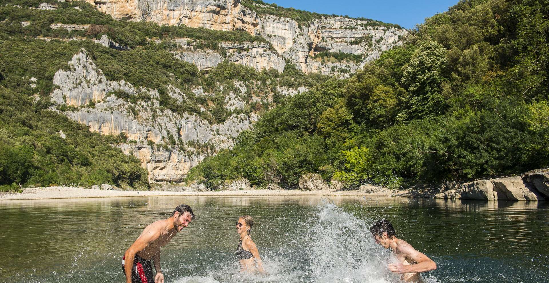 Baignade dans les Gorges de l'Ardèche ©Matthieu Dupont
