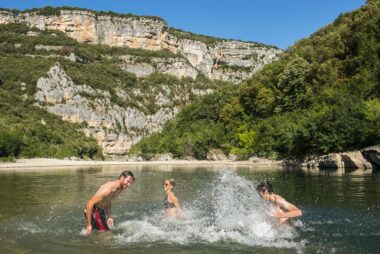 Baignade dans les Gorges de l'Ardèche ©Matthieu Dupont