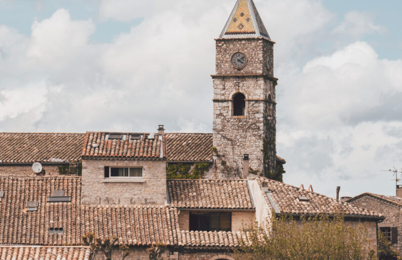 Valvignères village église © Sakina Lvs @sakivstheuniverse